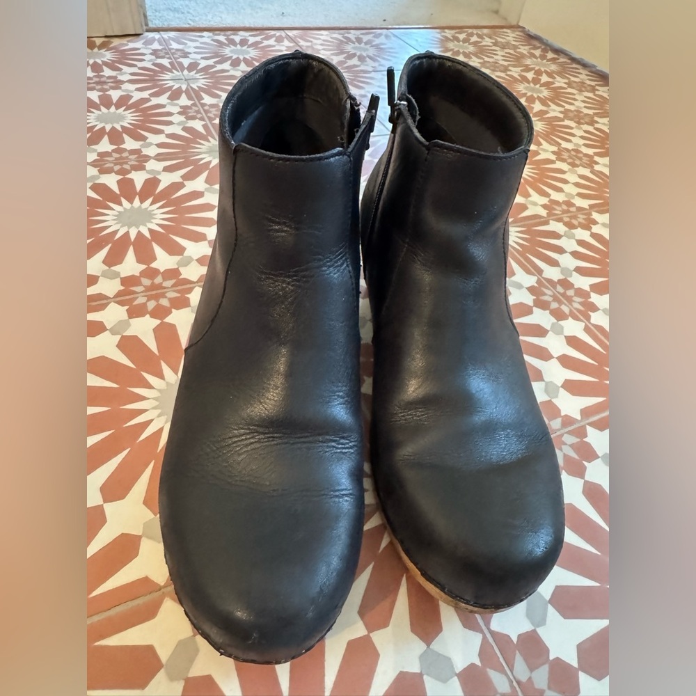 Great condition Dansko booties